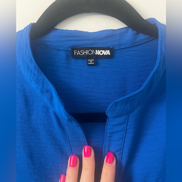 Oversized Blouse in blue from Fashion Nova v-neck t shirt in medium. - Picture 4 of 8